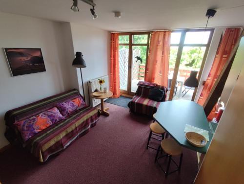 Hohenkirchen Apartment | Five Oaks - Rote Wohnung