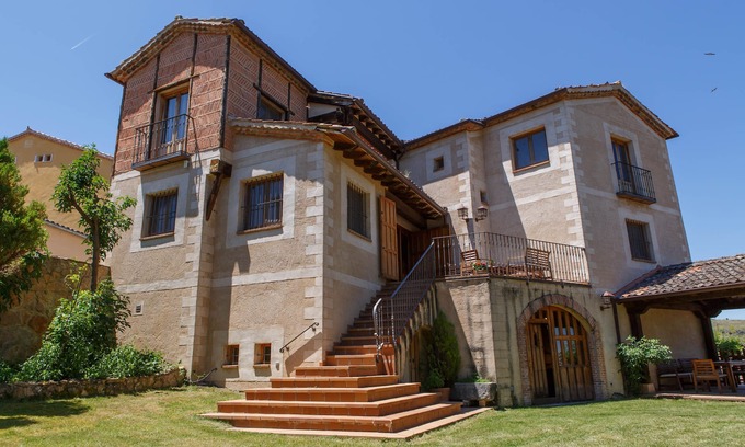 Cubillo House | Five spacious and comfortable double bedrooms with their own full bathrooms.