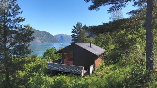 Kvinnherad House | Fjordhytte-3 in traumhafter Lage 100 Meter vom Hardangerfjord, Motorboot mietbar