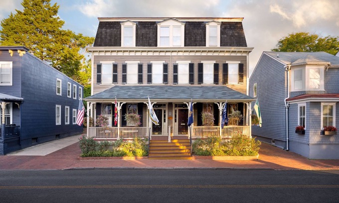 Historic District Bed & Breakfast | Flag House Inn