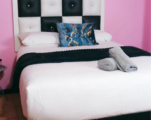 Esikhawini H Bed & Breakfast | Flamingo B&B