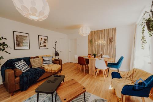 Cradley Apartment | FLAT 5 - Ground floor 2 bed apartment free parking sleeps 6