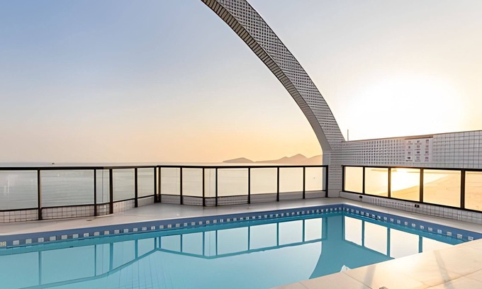 Boqueirao Apartment | Flat com piscina vista-mar em Santos