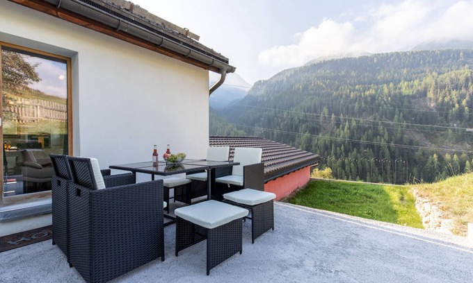 Ardez Apartment | Flat on the upper floor of Muglin: a cottage feeling and modernity in the 4.5-room maisonette flat