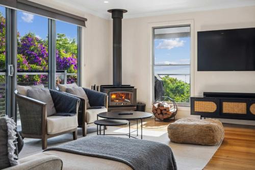 Hunchy House | Flaxton Garden Home with Spectacular Coastal Views