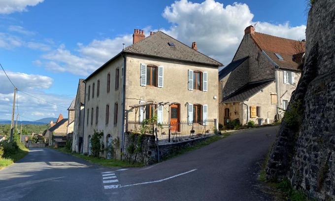 Saint-Leger-sous-Beuvray Apartment | Fleurs au Bourg