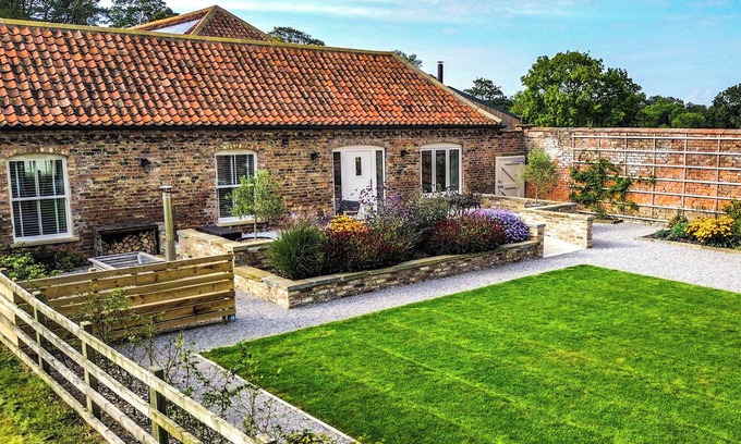 Mappleton Cottage | FLITTERMOUSE BARN, romantic, with hot tub in Hornsea