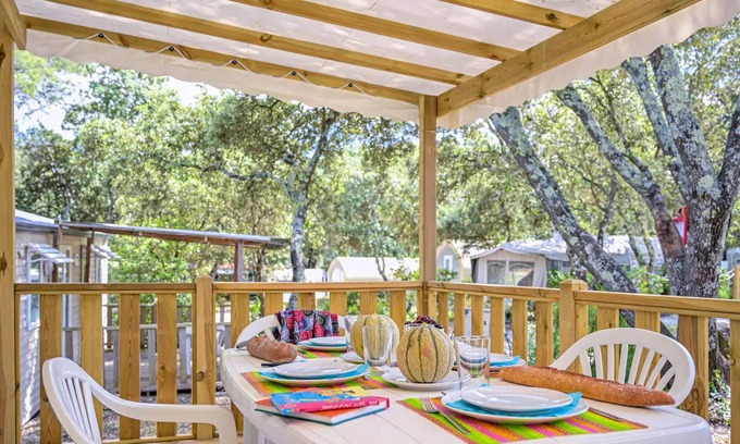Castries House | Flower Camping le FONDESPIERRE * - Mobil-home Standard - 26m2 (2 bedrooms - air conditioning - TV) covered terrace 4 people