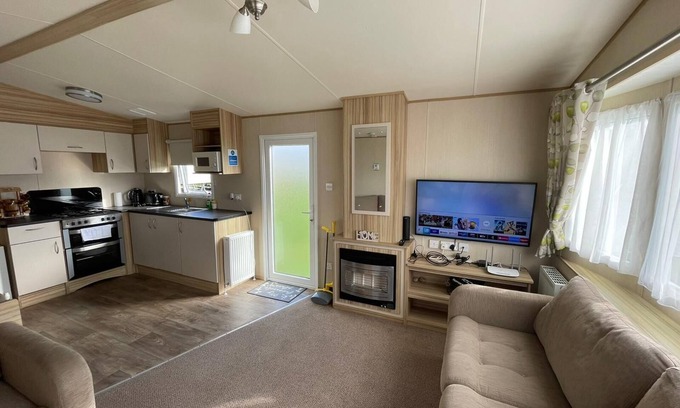 Leysdown-on-Sea Cottage | Fluffy Caravan Sleeps 4, Pet-Friendly