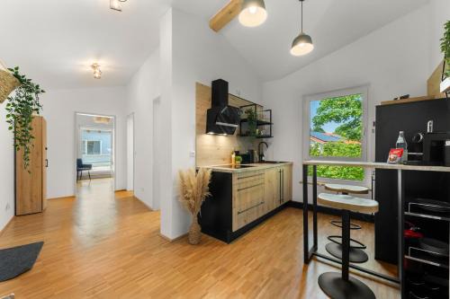 Miesbach Apartment | Flussperle Miesbach - Erholung pur direkt an der Schlierach - Dachterrasse mit Grill, kostenloses Parken