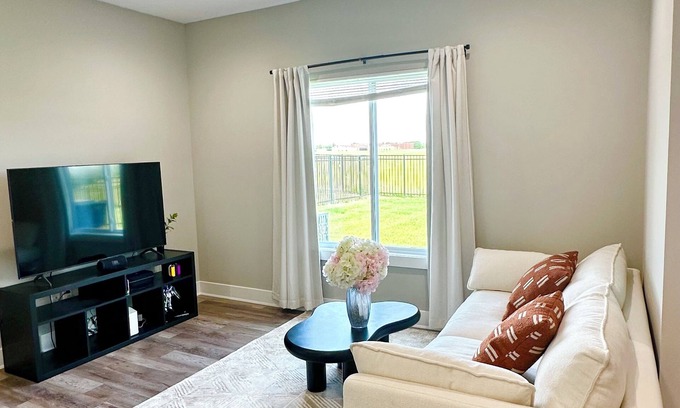 Wichita House | Fly In, Stretch Out –near ICT, Genesis, Via Christi St. Terresa