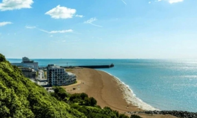 Folkestone Apartment | Folkestone - 1BR Apartment - Sauna - Pet Friendly