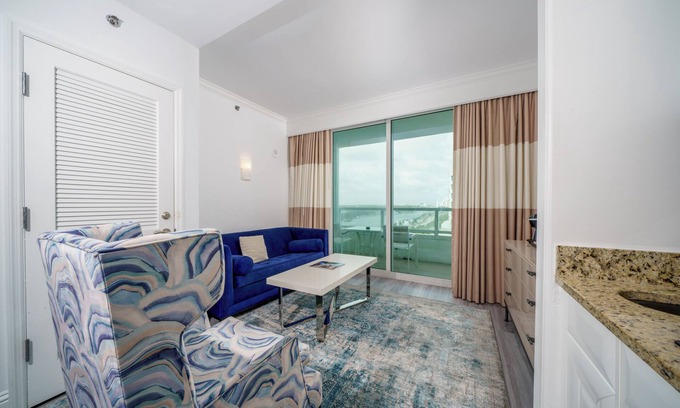 Mid Beach Apartment | Fontainebleau Hotel Tresor Ocean View Junior Suite