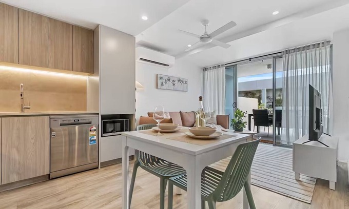 Buddina House | Footsteps to Surf, Shop & Dine on the Sunshine Coast
