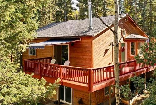 Florissant House | Forest Cabin with Deer, Wrap Deck, Close to Fossil Beds, Colorado Wolf and Wildlife Center