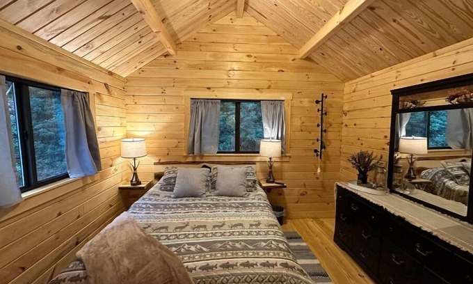 Mountain City Cabin | Forest Getaway