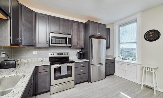 St. Louis Apartment | Forest park, Science Center, BJC & CWE restaurants