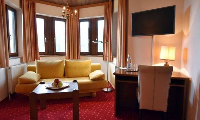 Krakauebene House | Forest view room with shower or bath, WC - Hotel-Restaurant Stigenwirth