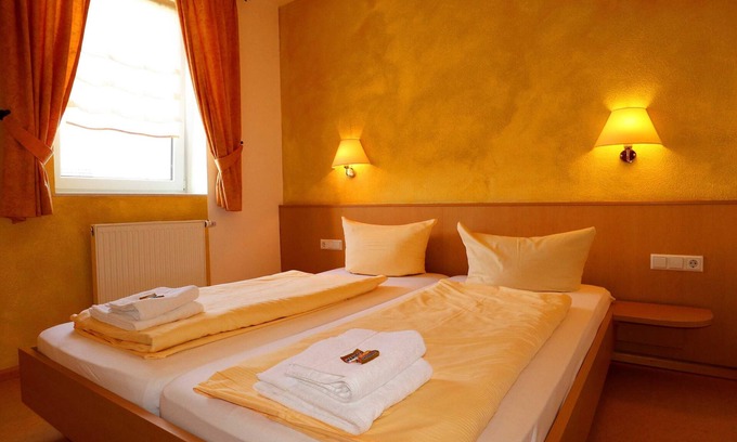 Rheinhausen Cottage | Four-bed room Cat. A, non-smoking, with WC and shower - Hotel Werneths