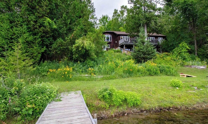 Burnt River Cottage | Four Mile Memories - Three Bedroom Cottage, Sleeps 6