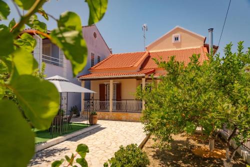 Molos Apartment | Four Seasons Vacation House