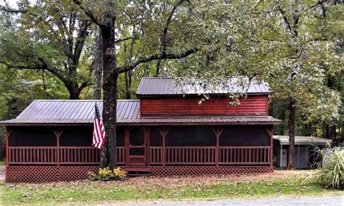 Coffeeville Cabin | Fox Hunting, Crappie Fishing Getaway