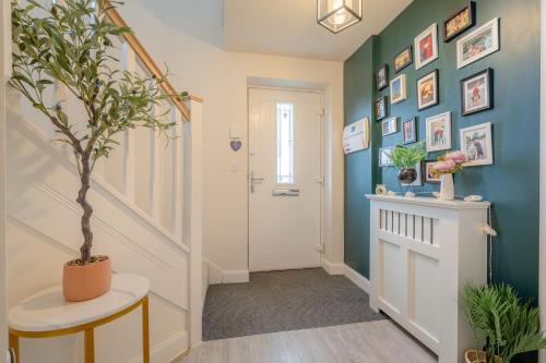 Longridge House | Foxglove Haven- 3-Bed Detached - Garden - Drive