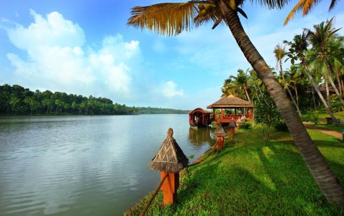 Paravur Resort | Fragrant Nature Backwater Resort & Ayurveda Spa Kollam