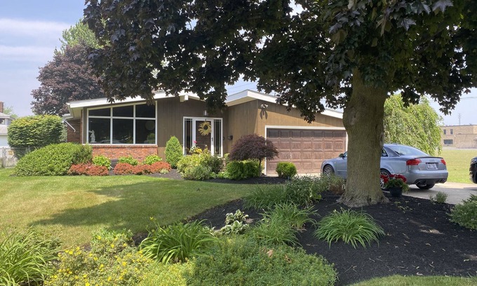 Hamburg House | Frank Lloyd Wright Inspired House