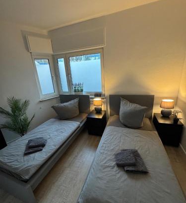 Siegburg Apartment | Frankfurter 21 Haus - 2 WE, 2 Küchen, 2 Bäder, 6 SZ, 19 Betten