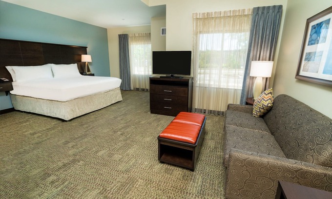 Newark Apartment | Free Breakfast. Pool. Shared BBQ. King Suite. 30 Min to Oakland Zoo!