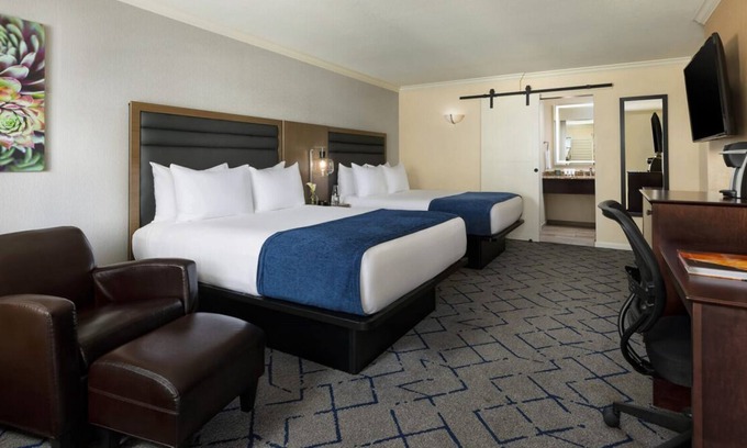 South Scottsdale Resort | Free Local Shuttle to Old Town Scottsdale, Fashion Square Mall, Camelback