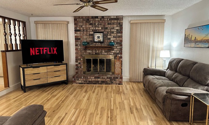 Enterprise House | Free pkg up to 4 cars/6 guests max/King/Qn/Twin beds