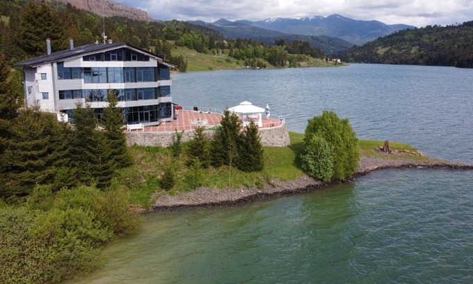 Colibita Villa | French villa on the shore of Lake Colibita