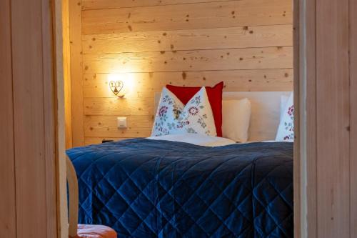 Saanen Apartment | Fresh & Simple near Gstaad