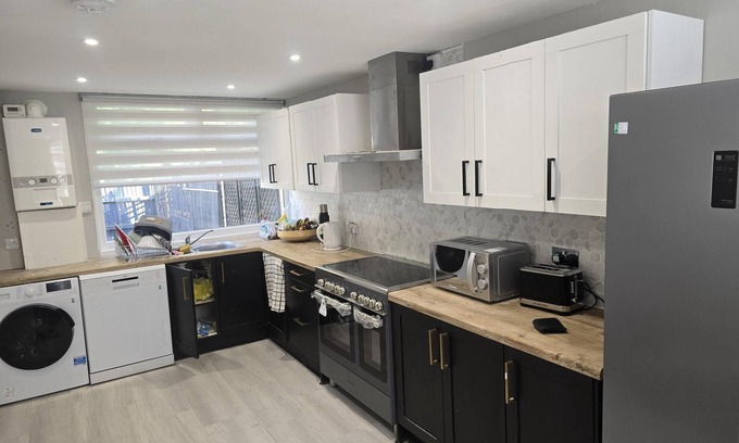 Northampton House | Friendly Retreat at Windermere Way Upto 6 Guests