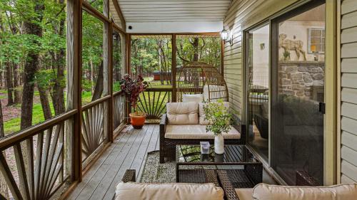 Briar Crest Woods House | Frolic on Fern by AvantStay Enclosed Deck w Forest Views Bar