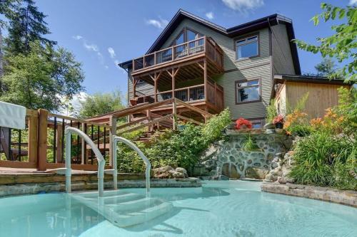 Labelle Ski Chalet | Front RIVER private BEACH 2 HOT TUBS 15 p SAUNA
