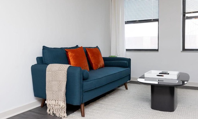 Hyde Park Apartment | FRONTDESK 2 BR Apt 6 miles to The Shedd Aquarium