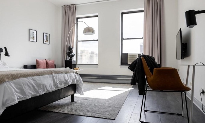East Hyde Park Apartment | FRONTDESK Chic 1 BR Apt near 57th Street Beach
