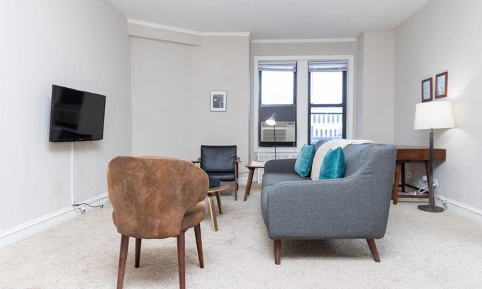 East Hyde Park Apartment | FRONTDESK Historic 2 BR Apt by Jackson Park