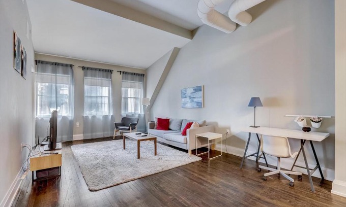 East Town Apartment | FRONTDESK Mackie Flats 3rd Ward Downtown Milwaukee