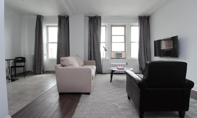 East Hyde Park Apartment | FRONTDESK Modern 1 BR Apt by Promontory Point