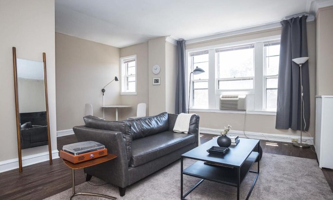 East Hyde Park Apartment | FRONTDESK Nice 1 BR Apt by Smart Museum of Art