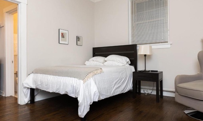 Hyde Park Apartment | FRONTDESK Open Studio Apt near Promontory Point