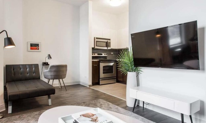 East Hyde Park Apartment | FRONTDESK Stylish 1 BR Apt near Washington Park