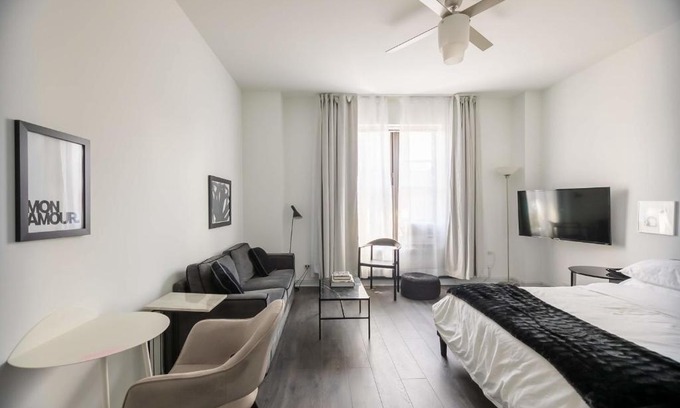 East Hyde Park Apartment | FRONTDESK Trendy Studio Apt near Lake Michigan