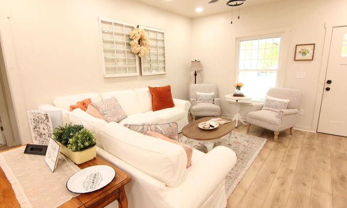 Pawhuska House | Fully Remodeled! Three minute WALK to the Pioneer Woman Merc!