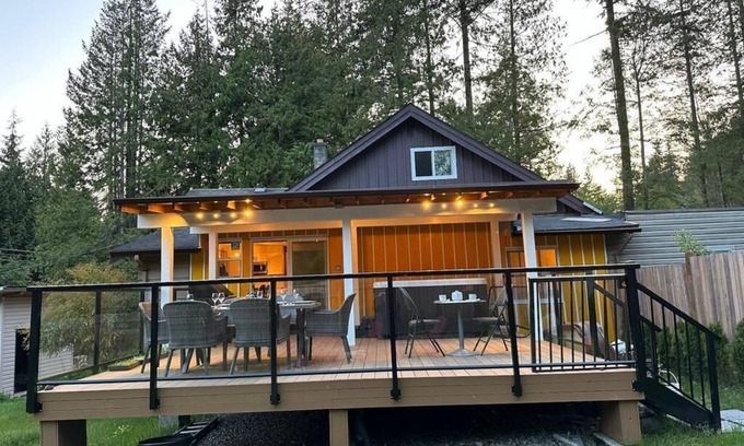 Roberts Creek House | Fun cottage with hot tub, pool table, game room, and a huge deck.