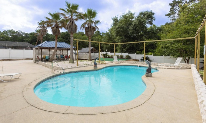 Foley House | Fun Daze- *Heated Pool! Stay During Thanksgiving & Get A $50 Gas Card!